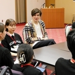 学生からの質問に答える城田優さん＝神戸市西区学園東町９、神戸市外国語大学