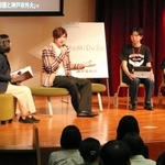 学生からの質問に答える城田優さん＝神戸市西区学園東町９、神戸市外国語大学