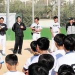 １８年ぶりのリーグ優勝を果たした阪神タイガースＯＢによる野球教室＝住吉小学校