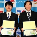 のじぎく賞を受け取った大沢龍貴さん（左）と西山翔太さん＝生田署