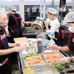 温かいご飯を食べさせようと給食を仕込むオモニ会＝神戸市中央区脇浜町１