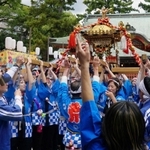 長田神社から出発する女性神輿（吉岡さん提供）