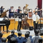壇上の吹奏楽部と共演。体育館が一体となった＝唐櫃中学校