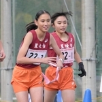 女子・星陵台の１区髙石愛尋選手（右）からたすきを受け取る２区石田礼衣選手＝豊岡市日高町（撮影・斎藤雅志）