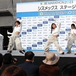 特設ステージでダンスを披露する伊川谷北高校ダンス部＝１９日午後、ポートアイランド市民広場