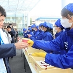 福島県産の具材を使ったみそ汁の炊き出しをランナーたちに振る舞う高校生ら＝１９日午後、中央区港島中町６（撮影・鈴木雅之）