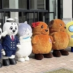 官公庁のマスコットキャラクターと記念撮影するマル（左から４番目）＝神戸税関