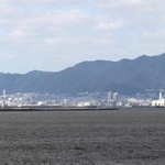 大阪方面から望む六甲山。かつて「向こうの山」と呼ばれたという（大阪・舞洲から撮影）
