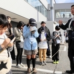 普段は入れない制限区域内で取材をする子ども記者ら＝神戸空港
