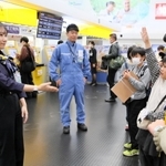 カウンター業務についてスカイマークのスタッフに質問する子ども記者＝神戸空港