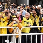 沿道から声援を送る阪神ファン＝神戸市中央区（撮影・三津山朋彦）