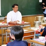 児童と給食の時間を楽しむヴィッセル神戸ＯＢの槙野智章さん＝井吹の丘小