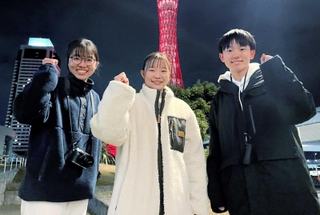 プロジェクションマッピングを制作した（左から）荒木映愛さん、門脇真歩さん、長田大器さん