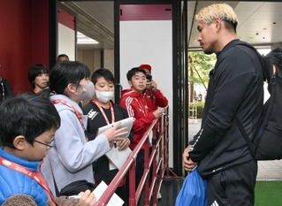 試合後、山中亮平選手（右）にインタビューする子どもたち＝ノエビアスタジアム神戸（撮影・中西幸大）