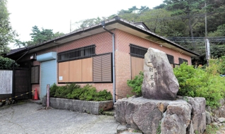 最高峰近くにある一軒茶屋。時代ごとにいろいろな人たちが利用してきた＝東灘区本山町森