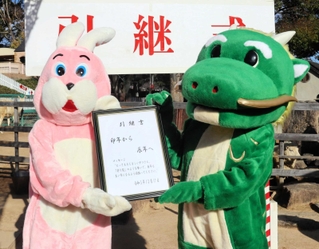 「卯」から「辰」へ引継書が手渡された＝神戸市灘区王子町３、市立王子動物園