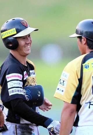 中日ドラゴンズから育成ドラフト３巡目で指名を受けた尾田剛樹選手（左）（提供写真）
