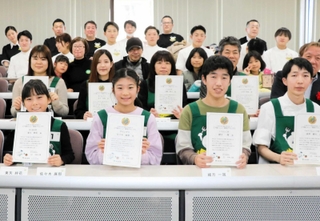 賞状を手にする佐々木麻那さん（前列左から２人目）ら「ご当地メニュー開発グランプリ」の出場者＝中央区栄町通３