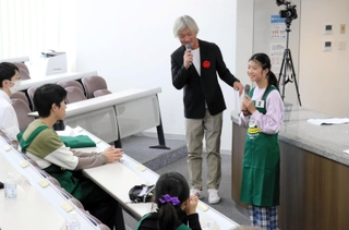 神戸産の食材を使ったご当地メニュー開発グランプリで、最優秀のグランプリを受賞したつつじが丘小６年の佐々木麻那さん（右）＝神戸市中央区栄町通３、神戸国際調理製菓専門学校