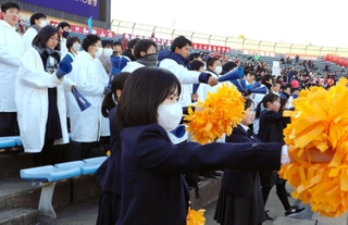 スタンドから選手に声援を送る須磨学園の応援団＝いずれもたけびしスタジアム京都