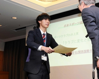 日本スポーツ協会会長賞に輝いた田平哲也さん（左）＝神戸市中央区北野町１、ホテル北野プラザ六甲荘