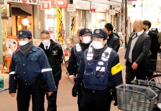 少年少女が犯罪に巻き込まれないよう見回る長田署員ら＝神戸市長田区内