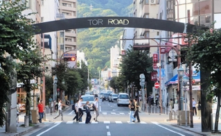 ビルが立ち並ぶトアロード＝神戸市中央区（撮影・大高碧）