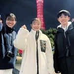 プロジェクションマッピングを制作した（左から）荒木映愛さん、門脇真歩さん、長田大器さん