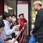 試合後、山中亮平選手（右）にインタビューする子どもたち＝ノエビアスタジアム神戸（撮影・中西幸大）