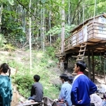 竹林の中にあるツリーハウス。ワークショップや休憩に活用する＝神戸市兵庫区天王町１