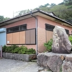 最高峰近くにある一軒茶屋。時代ごとにいろいろな人たちが利用してきた＝東灘区本山町森