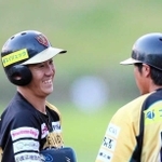 中日ドラゴンズから育成ドラフト３巡目で指名を受けた尾田剛樹選手（左）（提供写真）