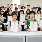 賞状を手にする佐々木麻那さん（前列左から２人目）ら「ご当地メニュー開発グランプリ」の出場者＝中央区栄町通３