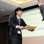 日本スポーツ協会会長賞に輝いた田平哲也さん（左）＝神戸市中央区北野町１、ホテル北野プラザ六甲荘
