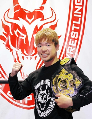 今年の飛躍を誓うドラゴン・ダイヤ選手＝神戸市須磨区白川