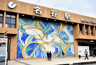 存在感を放っていた解体前の巨大壁画＝２０２３年６月、市営地下鉄名谷駅