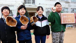始業式の後、大谷翔平選手から寄贈されたグラブが児童らの手に渡った＝神戸市北区有馬町