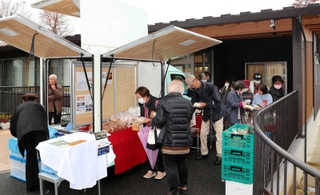 出張販売の実証事業に訪れた住民。車の周りには行列ができた＝神戸市西区秋葉台２