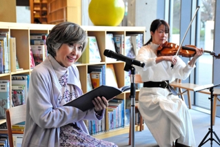 目に涙を浮かべながら詩を朗読する竹下景子さん（左）＝神戸市中央区加納町６、こども本の森神戸