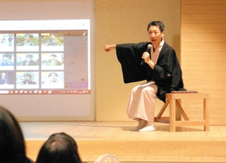 阪神・淡路大震災の記録映像とともに被災体験を語る桂福丸さん＝神戸新開地・喜楽館