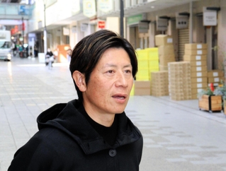 ２０回目の節目に総合司会に初めて挑戦する的場寛一さん＝神戸市長田区、大正筋商店街