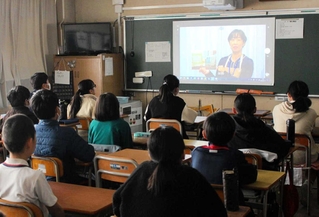 吉岡千恵美教諭の遺族が寄贈した「吉岡文庫」を紹介する学校司書の中西由利さん＝１７日午前８時４５分、東灘区本山南町４、福池小学校