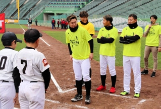 　五回終了時点で４ー０となり、特別延長戦を希望する阪神ＯＢ。フリーアナウンサーの田中大貴さん（奥右）も実況として駆け付けた