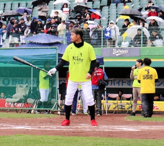 　劣勢の試合展開に真剣な表情で打席に入る鳥谷敬さん