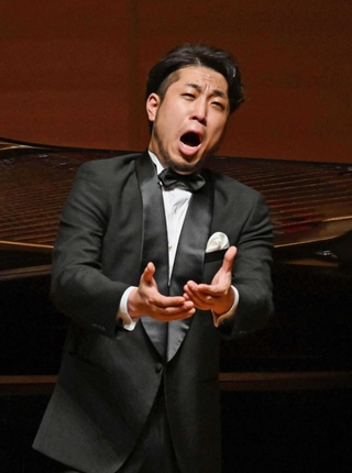 身振りとともに力強い歌声を披露する声楽の下林一也さん＝中央区東川崎町１（撮影・風斗雅博）