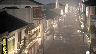 スズラン灯の灯りで彩られた夜の神戸元町商店街（神戸元町商店街連合会提供）