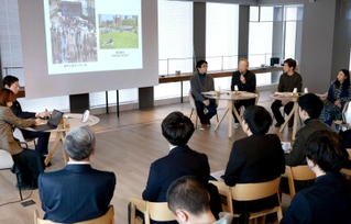 神戸市役所周辺のまちづくりについて討論する有識者ら＝神戸市中央区加納町４