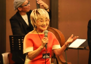 昨年の「神戸ジャズストリート」のステージに立つ石井順子（撮影・小林伸哉）