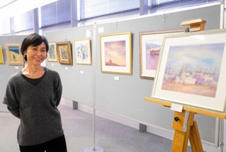 神戸市と気仙沼市の作家による合同作品展を企画したごとうゆきさん＝神戸市東灘区向洋町中６、ＲＩＣギャラリー