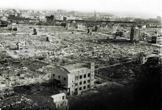 空襲後の神戸市兵庫区。全くの焼け野原になった
